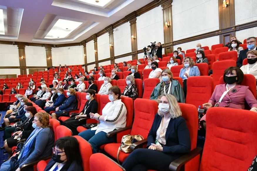 Тенденции развития профессионального образования в России и Кузбассе обсудили на дискуссии в рамках Выездной сессии Евразийского женского форума